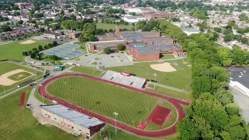 Vue aérienne d'une école, d'un collège, d'un campus universitaire, de terrains de sport et de bâtiments scolaires à Lan