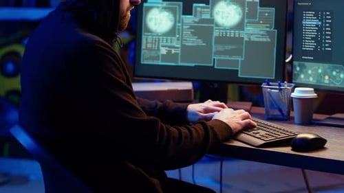 Hacker, der sich im unterirdischen Bunker versteckt, aufgeregt, nachdem er Firewalls ausgetrickst hat