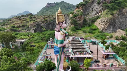 Gros plan de la statue de Hanuman sur une autoroute menant à Vijayawada