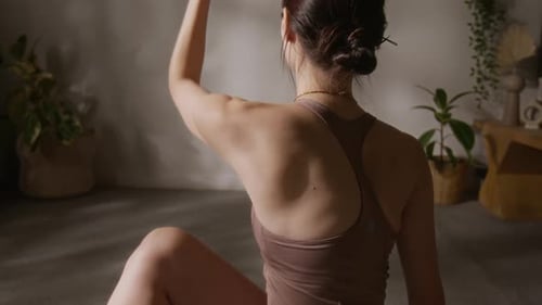 Haut du dos et épaules d'un fan de yoga faisant du matsyendrasana