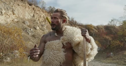 Un nomade sauvage sent la nourriture tout en chassant avec des arcs sauvages