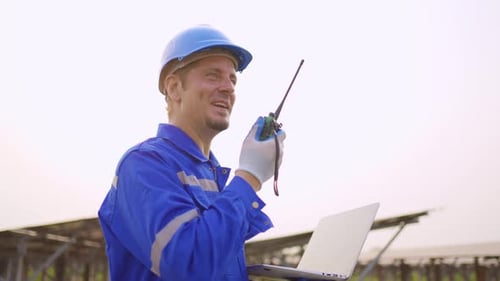 Professionelle Ingenieurarbeiten zur Wartung der Photovoltaikpanelanlage.