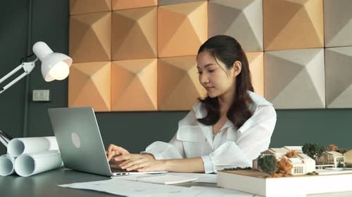 Architecte d'intérieur intelligent utilisant la structure du bâtiment pour l'analyse des ordinateurs portables. Manipulateur.