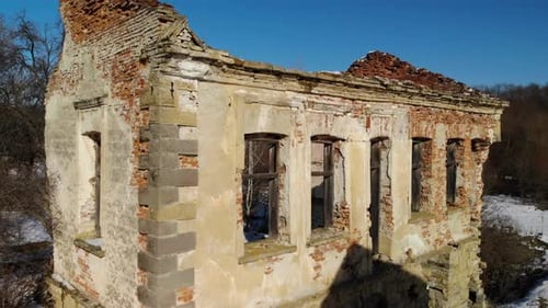 Ruines d'une maison démolie à Kotel, province de Sliven, Bulgarie - gros plan, prise de vue par Drone en orbite