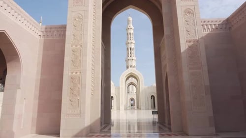 Arches dans la cour de la grande mosquée du Sultan Qaboos, Oman