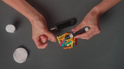 Diabetikerin mit Zuckerdiabetes misst den Blutzuckerspiegel mit einem Glukometer bei