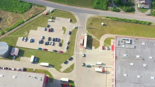 Vue aérienne de l'entrepôt de marchandises. Centre logistique dans la zone industrielle de la ville vue d'en haut. Vue aérienne de