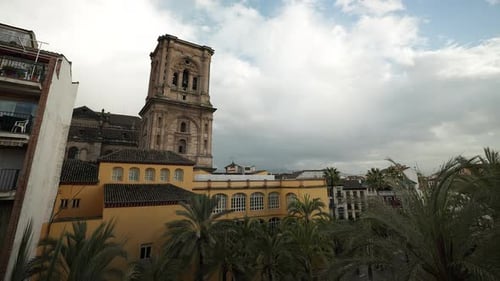 Zeitraffer der Kathedrale von Granada in Spanien an einem bewölkten Tag mit etwas Sonne