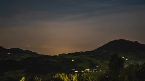 A tempestade está chegando com relâmpagos e nuvens tempestuosas na noite de verão Time Lapse