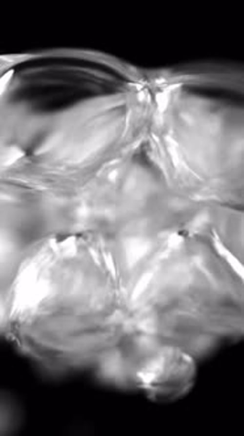 Nahaufnahme von kochendem Wasser auf schwarzem Hintergrund, vertikal