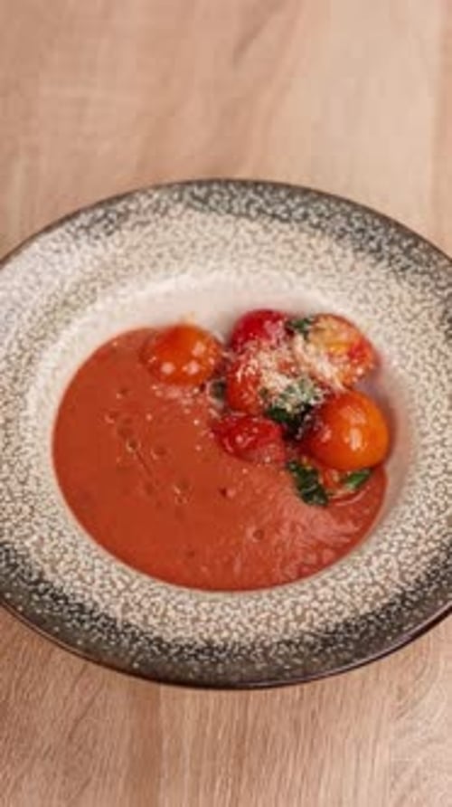 Le chef prépare un délicieux plat à base de tomates dans la cuisine. Gros plan