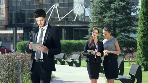 Deux femmes d'affaires souriantes existent, adaptées à un homme d'affaires prospère