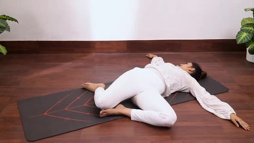 Vidéo d'une femme exécutant Markatasana