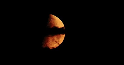 Demi-lune rougeoyante entourée
