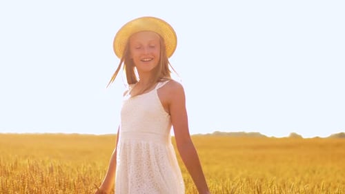 Concept de nature, de mode et de personnes - Jeune fille souriante heureuse en paille