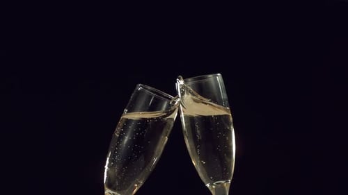 Tartine au champagne pour le réveillon du Nouvel An avec des flûtes bouillonnantes au ralenti