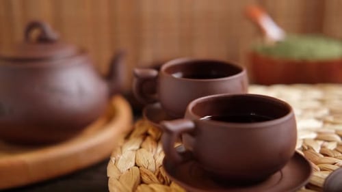 Cerimônia do chá: utensílio de chá asiático tradicional que serve um conjunto autêntico, pessoa servindo chá marrom