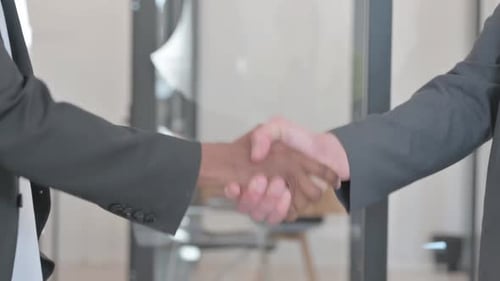 Imagem aproximada de Hand Shake by Business People