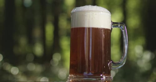 Fluxo lento de cerveja, criando espuma, cerveja gelada servida em câmera lenta, despeje com cerveja espumosa