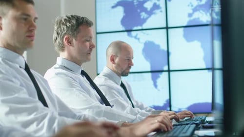 Team von IT-Fachleuten, die an den Computern in Bright Office arbeiten.