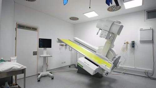 Prise de vue rapide d'un équipement de radiologie diagnostique - réglage dans différentes positions