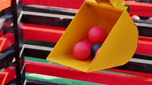 Bolas coloridas em colher amarela no Dia dos Esportes