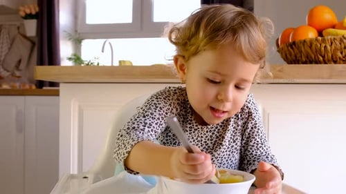 A criança come a sopa do prato