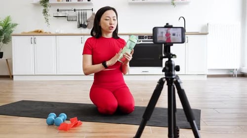 Tutorial de entrenamiento en línea para filmar una mujer vestida de rojo