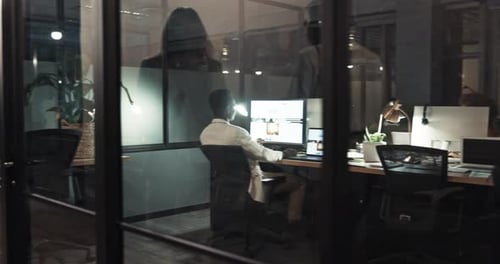 Ordinateur, nuit et heures supplémentaires avec un homme d'affaires noir au travail derrière une vitre dans un bureau