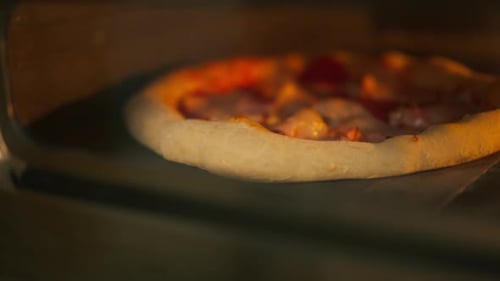 De cerca en una cocina profesional en una pizzería La pizza con tocino se prepara en el horno