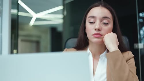 Erschöpfte Geschäftsfrau schläft während des Arbeitsprozesses bei Office Unternehmens- ein