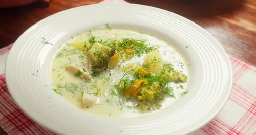 Soupe au brocoli Soupe au brocoli Soupe végétarienne mélangée Verser la soupe aux légumes et au brocoli dans un