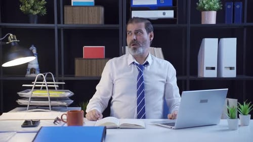 L'homme d'affaires est asphyxié et a du mal à travailler et à faire des heures supplémentaires.
