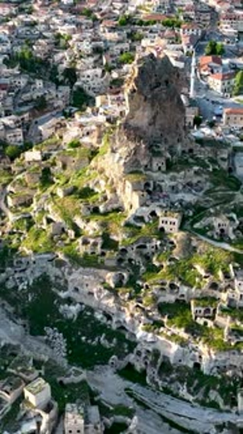 Vidéo verticale : vue aérienne impressionnante d'Ortahisar, Turquie, Cappadoce
