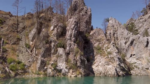 Lago e penhascos de montanha em Green Canyon perto de Manavgat, região de Antalya, Turquia. Pan para a esquerda