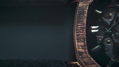 Eine Nahaufnahme einer mechanischen Handuhr, Vintage-Technologie, Retro-Mechanismus, achteckiges goldenes Design,