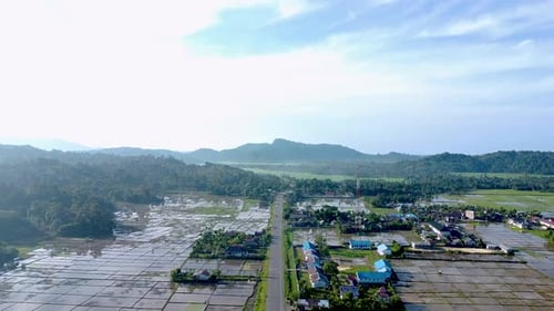 Belle vue sur la campagne bordant les rizières et la mer à Lamno Aceh Jaya