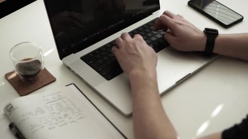 Mann arbeitet am Laptop auf dem Tisch