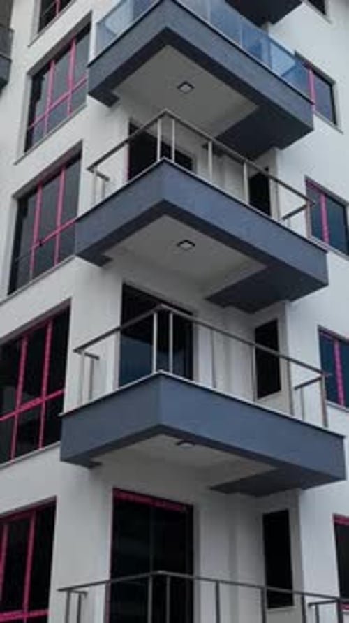 Construcción vertical de vídeo bajo cielos oscuros: nacen las casas con lluvia o sol