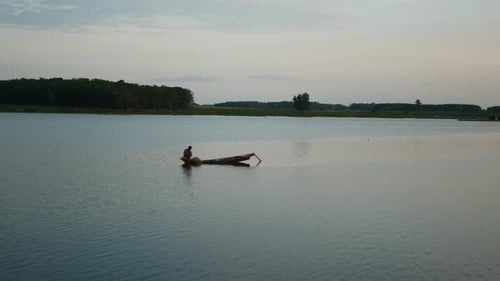 Fischernetzfische auf traditionellen Holzbooten