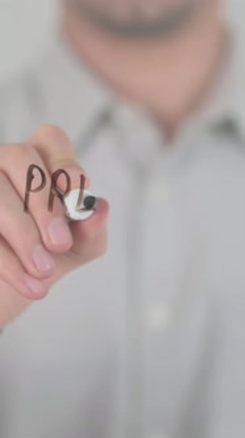 Premium-Qualität, mit der Hand auf dem Bildschirm schreiben, vertikales Video