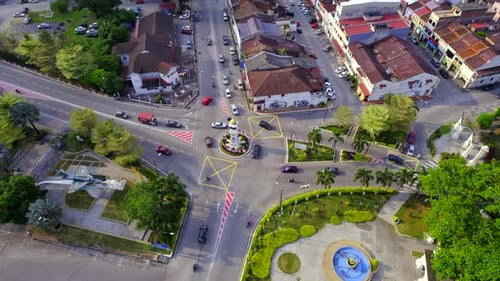 Vue aérienne 4K Drone une tour de guet dans la ville de Kuala Kangsar Perak, Malaisie, vue à 360 degrés en spirale