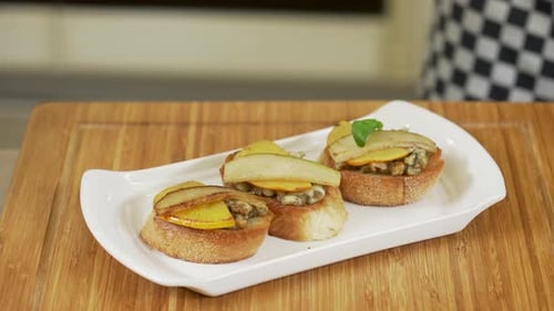 Cooking Sweet Toasts with Granola and Caramelized Fruits