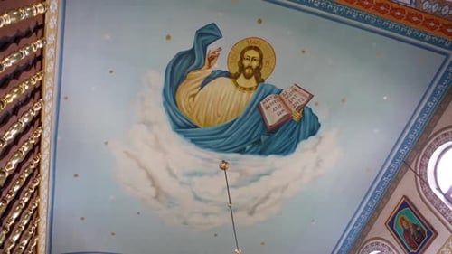 1. Innenraum, Architektur der orthodoxen Kirche mit Malerei, Ikonostase und Panikadylo.