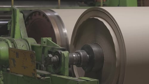 Alte Produktionsanlagen stellen in der Papierfabrik Papiermaschinenwellen her