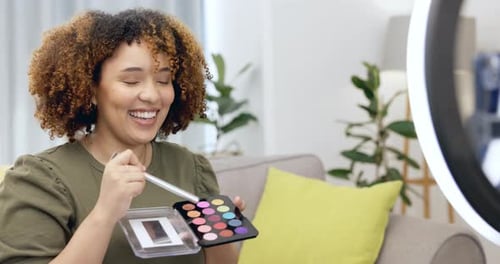 Mujer negra, influencer de cosmética y vídeo tutorial con paleta de bases