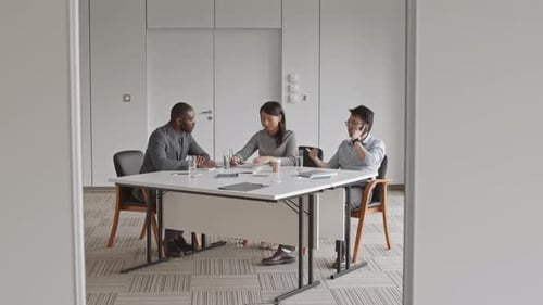 Три бизнесмена проводят деловую встречу