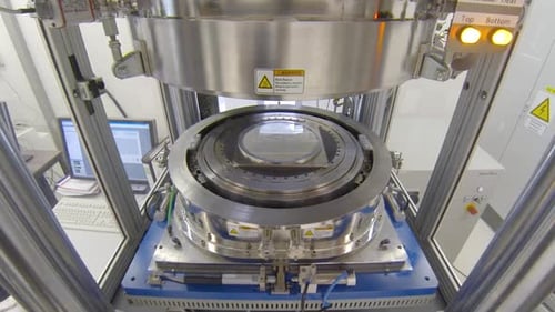 Nahaufnahme eines Heißpräge-Polymerwafers im Labor. Testen zum Prägen. Prägegerät im Labor