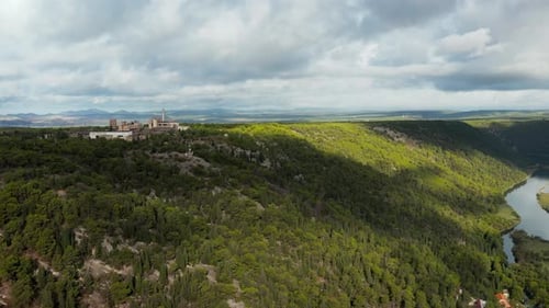Luftaufnahmen zeigen die atemberaubenden Landschaften und Wälder des Flusses.