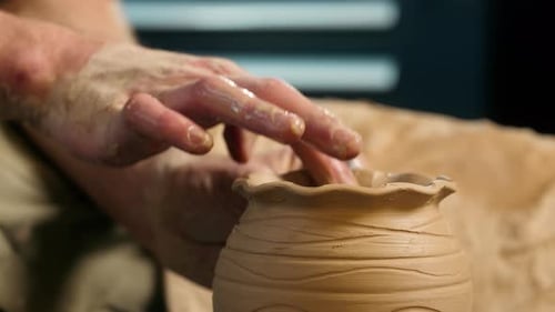 Mains méconnaissables, artisan, façonnant un pot en argile sculpté, vase, potier, fabrique une cruche, cou, doigts